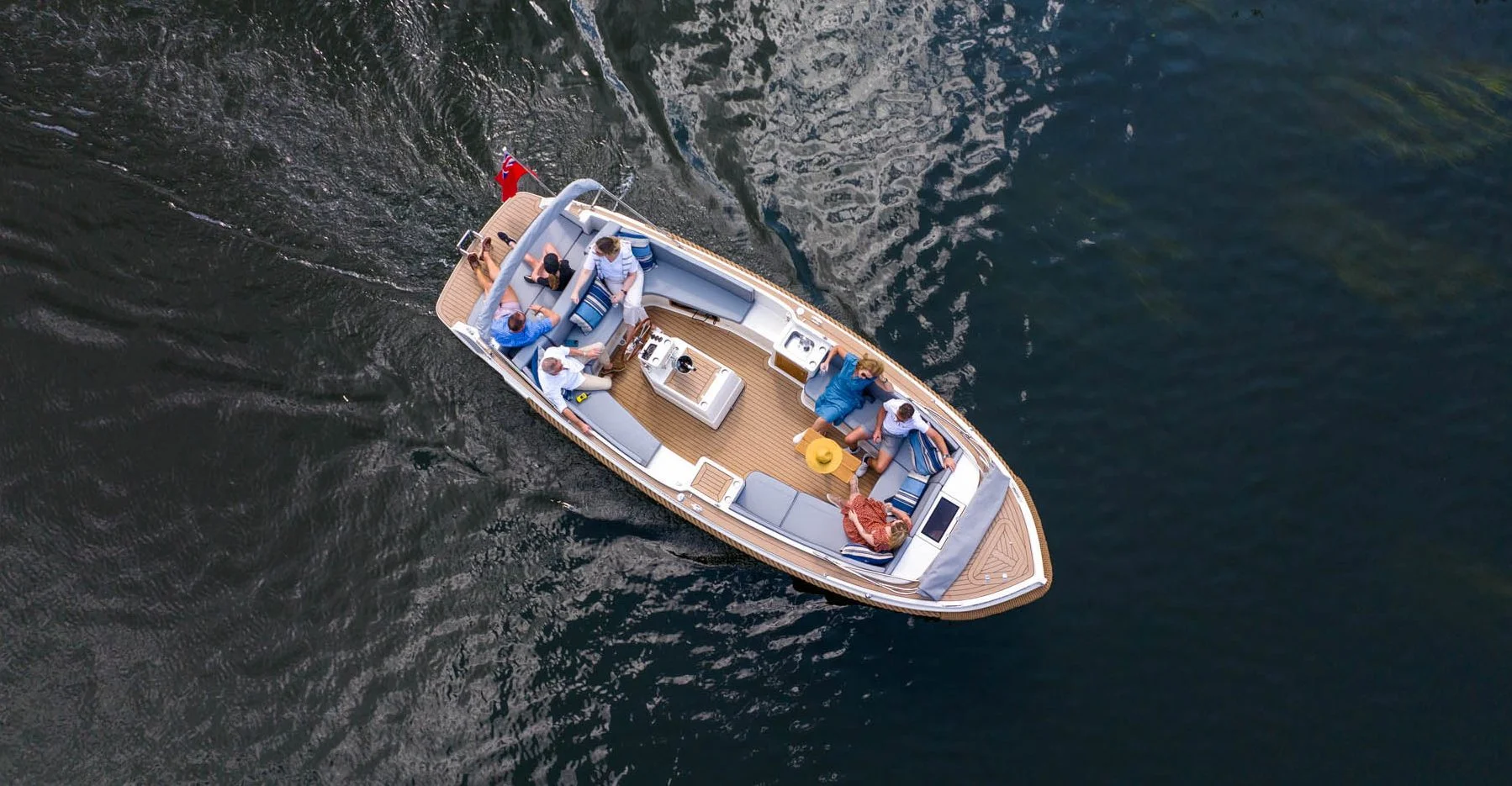 Interboat Intender 820 open day boat